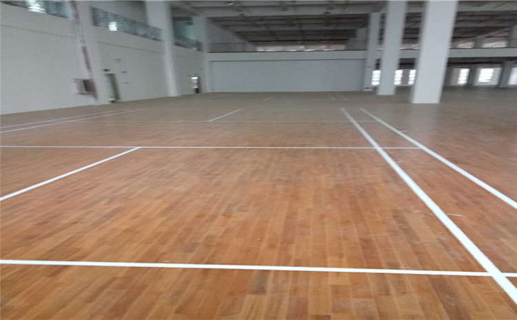 五角楓籃球場實(shí)木地板哪個(gè)品牌好？