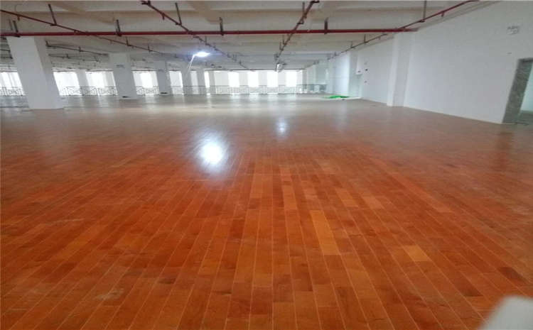 五角楓風(fēng)雨操場地板多少錢一平米？