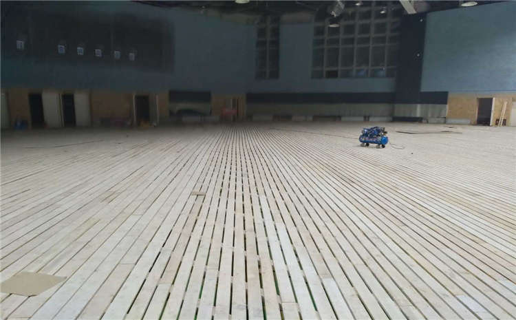 橡膠木風(fēng)雨操場運動地板廠家哪家好？
