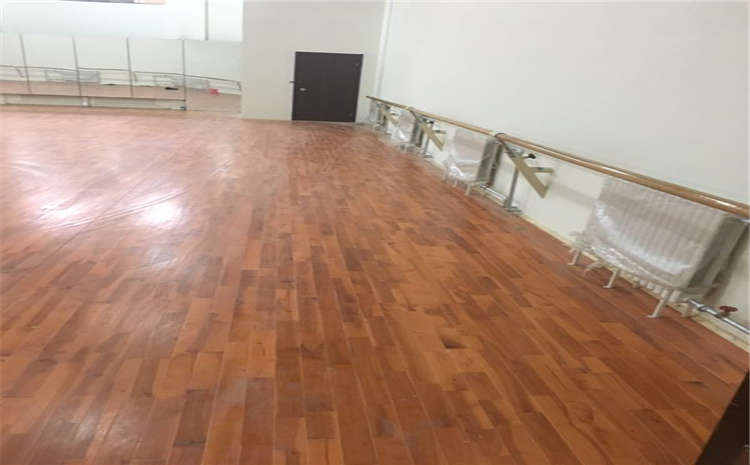 重慶俄勒岡松籃球館木地板怎么維修？