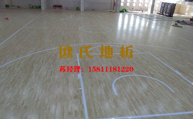 為什么室內籃球場多用運動木地板？