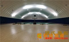 學(xué)校風(fēng)雨操場(chǎng)實(shí)木運(yùn)動(dòng)地板多少錢(qián)合適