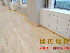 為什么籃球場(chǎng)所大多采用運(yùn)動(dòng)木地板？答案在這！