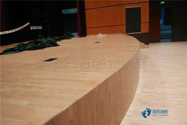 室內(nèi)籃球館專用運(yùn)動(dòng)木地板用哪種材質(zhì)比較好？