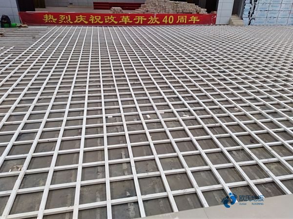 怎么防止籃球場專用實木地板出現(xiàn)劃痕？